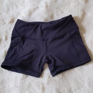 Compression shorts with pockets